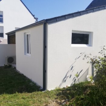 Annexe de jardin en béton enduit 1 pente avec auvent